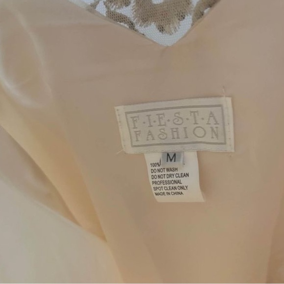 ⋆｡𖦹˚.★ Gold Dress ⋆｡𖦹˚.★ - Picture 2 of 5